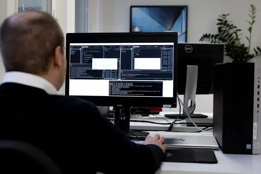 multi core architecture agnostic debug